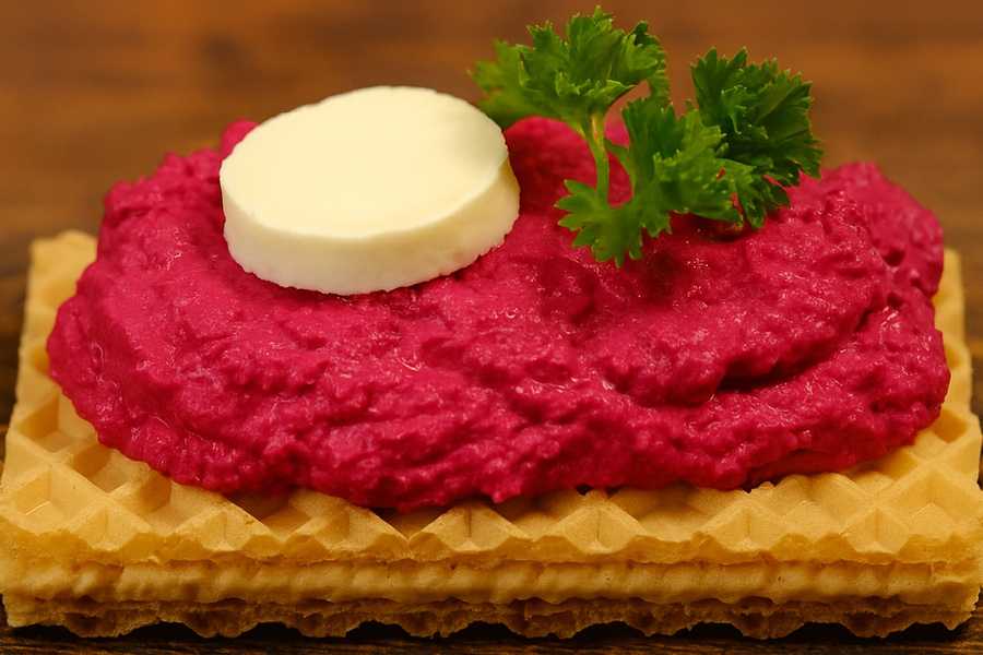 Torcik waflowy z pastą z buraka i koziego sera