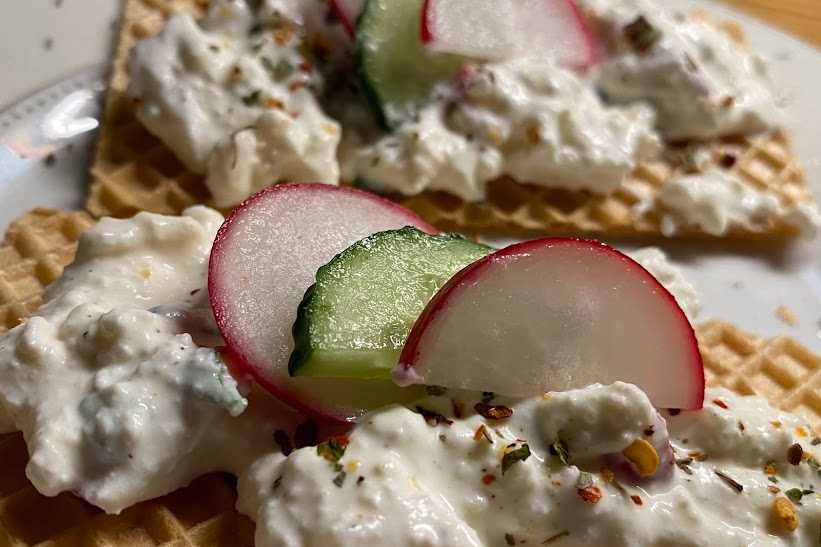 Wafle z serkiem twarogowym i warzywami