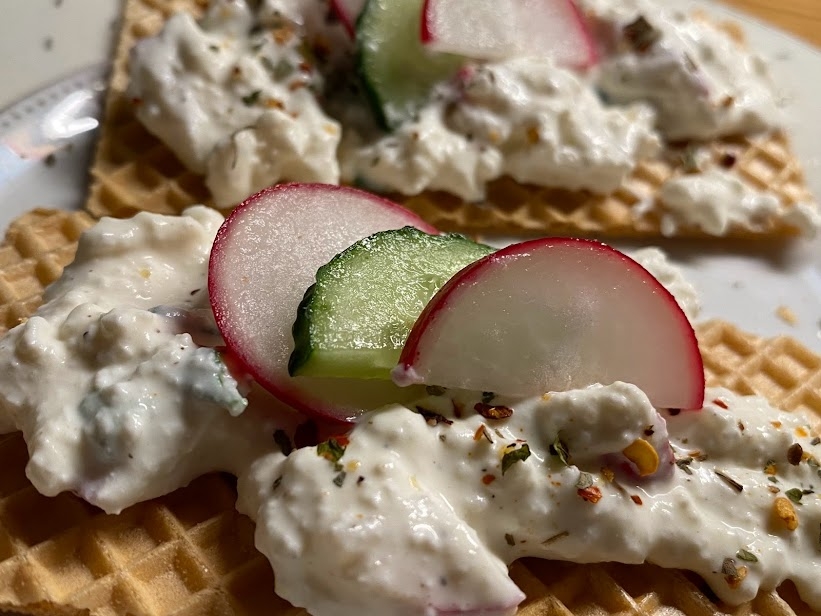 Wafle z serkiem twarogowym i warzywami